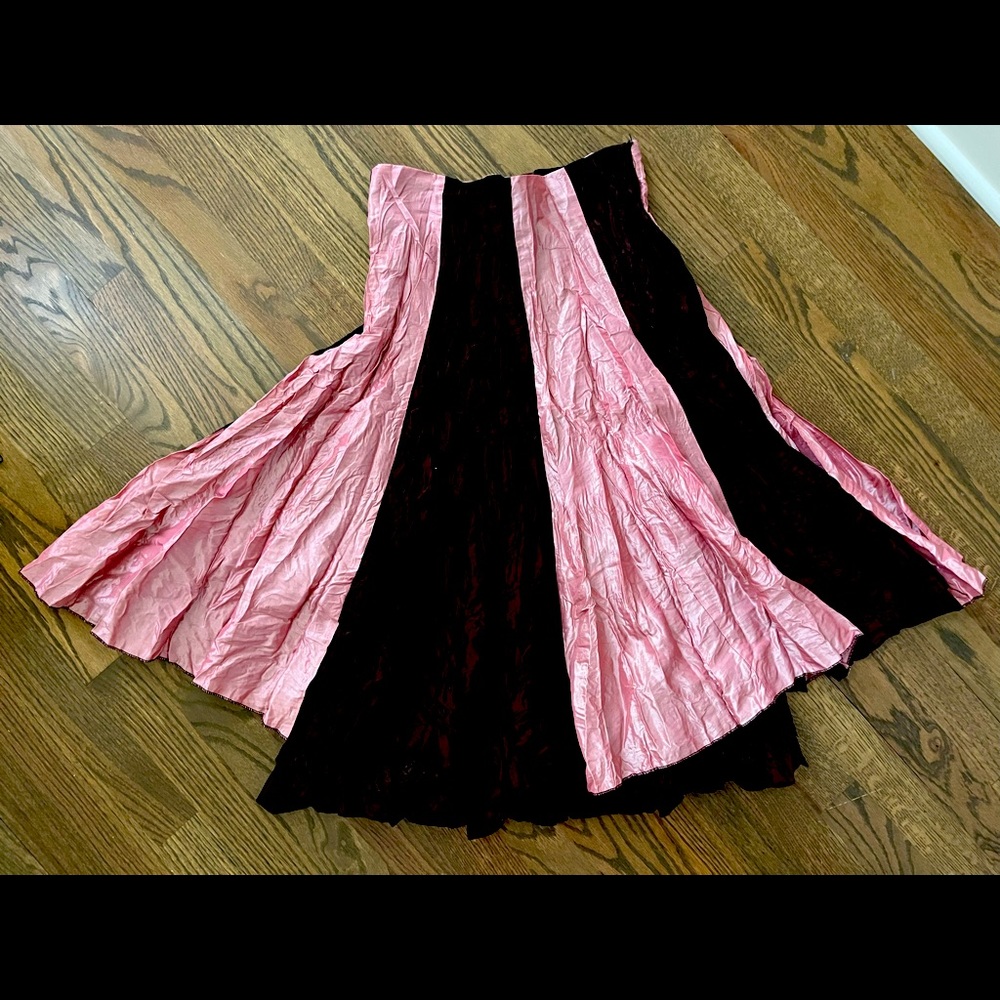 Size small. Fun & flirty, trendy crinkle layer skirt. Waist 26-27”.